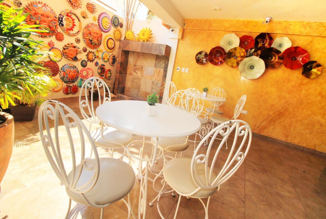 Papagayo Hotel Boutique Playa del Carmen Eksteriør billede A typical interior of a coffee shop in the city