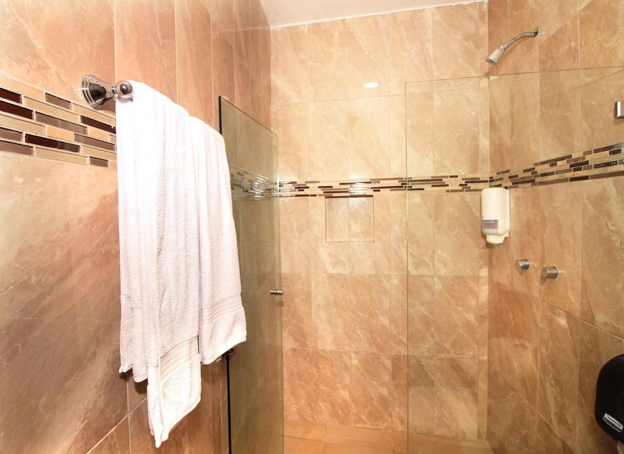 Papagayo Hotel Boutique Playa del Carmen Eksteriør billede A shower with a sliding door