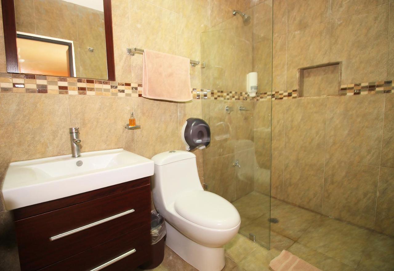 Papagayo Hotel Boutique Playa del Carmen Eksteriør billede Bathroom with a shower